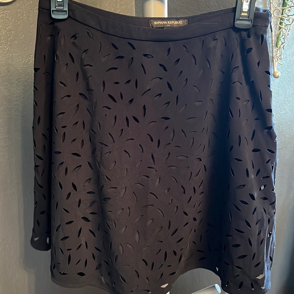 Banana Republic skirt used once.. Size 4 (Navy Blue)